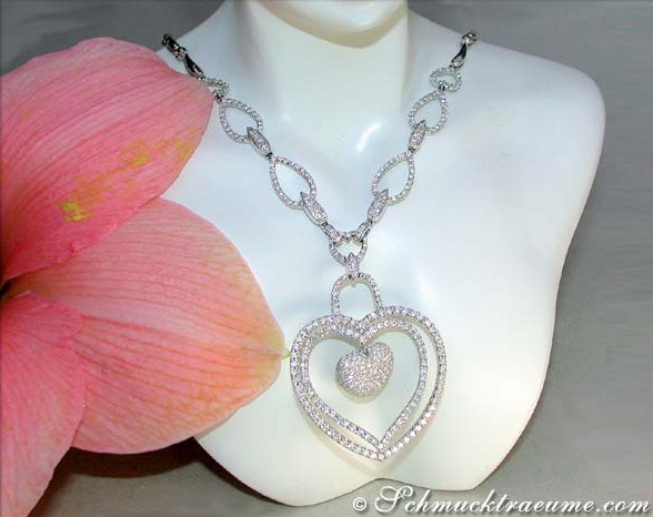 Herz-Form-Collier mit Diamanten auf weißem Mannequin, detailreiches Design, feminin elegant