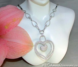 Herz-Form-Collier mit Diamanten auf weißem Mannequin, detailreiches Design, feminin elegant