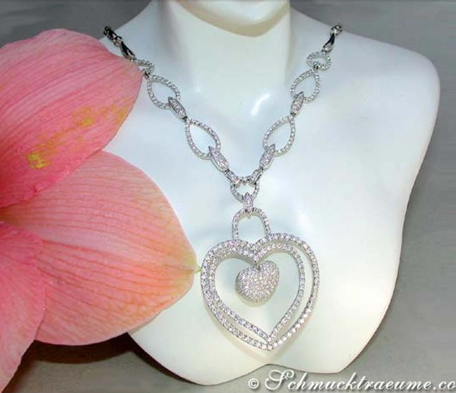 Herz-Form-Collier mit Diamanten auf weißem Mannequin, detailreiches Design, feminin elegant Herz-Form-Collier mit Diamanten auf weißem Mannequin, detailreiches Design, feminin elegant
