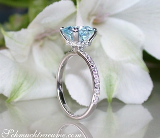 Aquamarin-Ring in Weißgold mit Diamanten-Kragen, 2.390 Karat