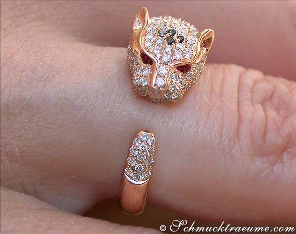 Panther-Ring aus Roségold mit Diamanten, Detailaufnahme auf Hand