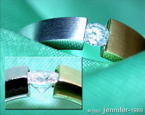 Detailansicht von Weißgold & Gelbgold 750 Solitär-Ring mit Brillant