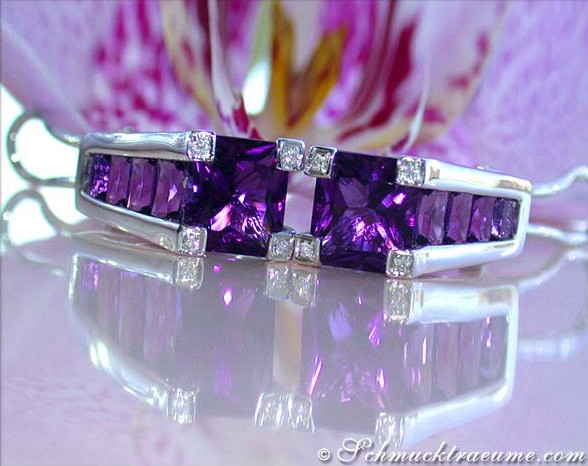 Edelstein-Ohrringe mit Amethyst und Diamanten, detailreich, auf Blüte reflektiert