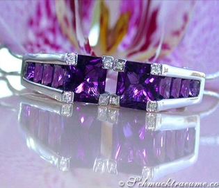 Edelstein-Ohrringe mit Amethyst und Diamanten, detailreich, auf Blüte reflektiert
