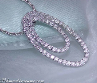 Verziertes Ellipsen-Anhänger aus Weißgold mit glitzernden Diamanten