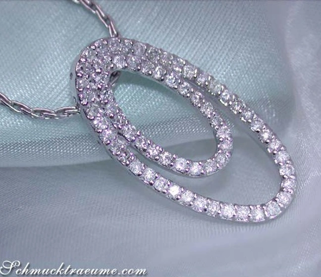 Verziertes Ellipsen-Anhänger aus Weißgold mit glitzernden Diamanten Verziertes Ellipsen-Anhänger aus Weißgold mit glitzernden Diamanten