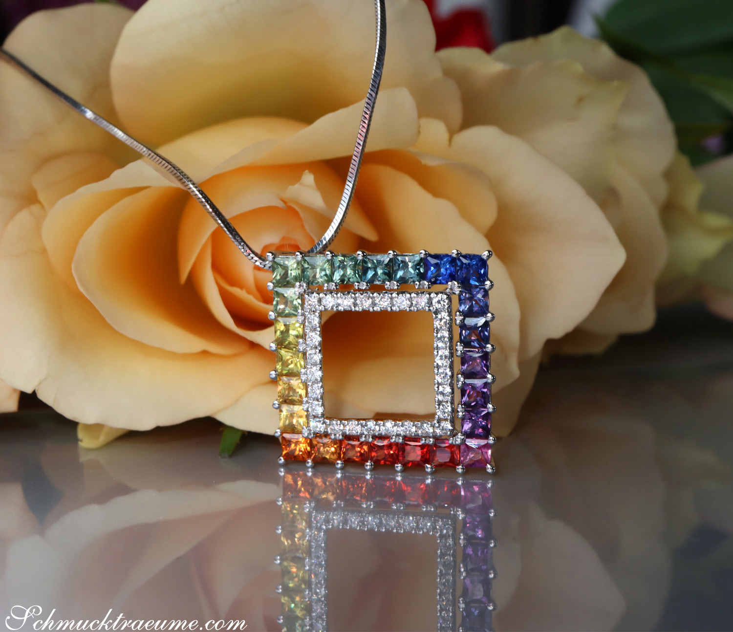 Regenbogen-Saphir-Anhänger mit Brillanten in Weißgold, detailreich, vor Rosenblüte