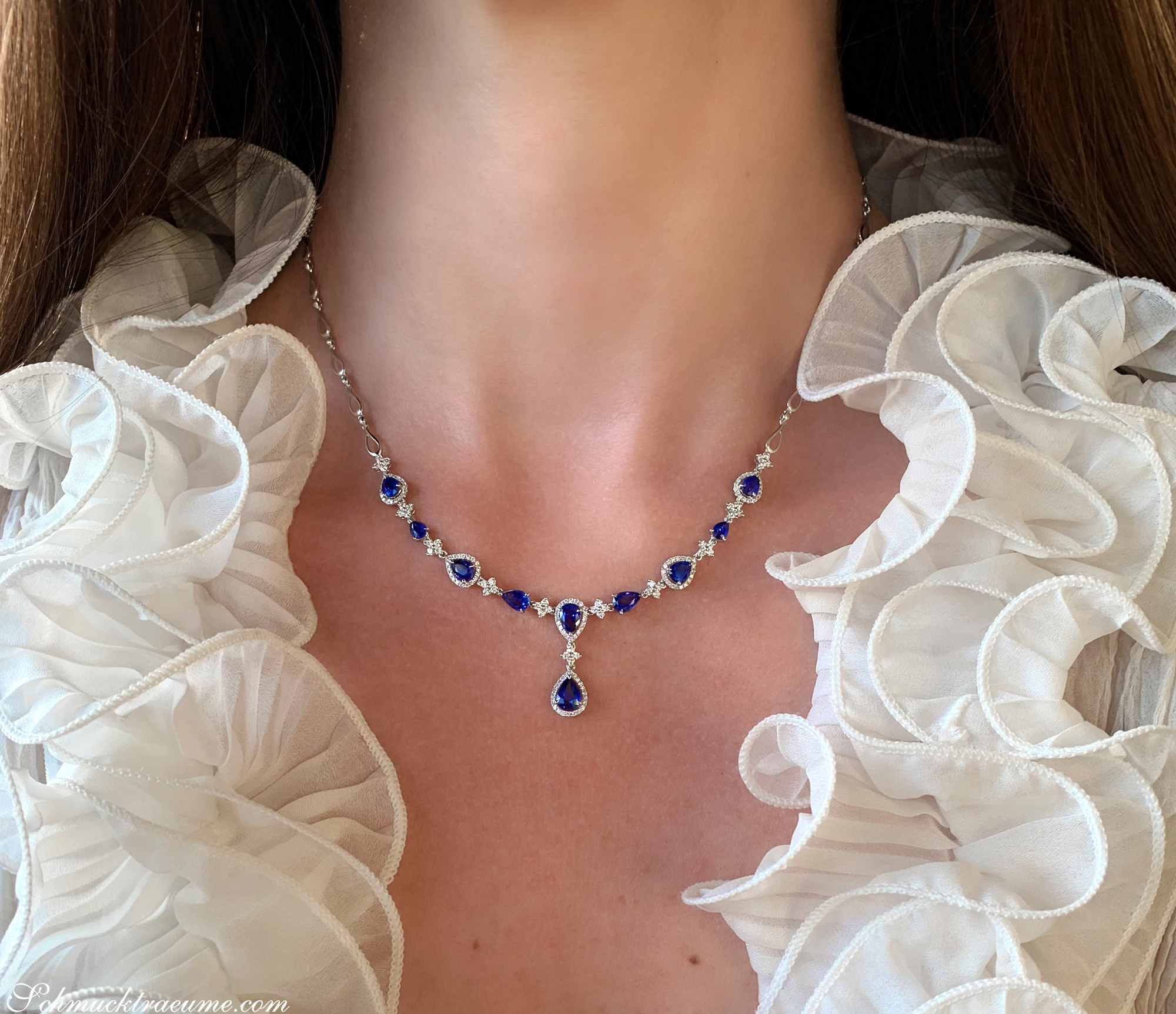 Weißgold-Collier mit Saphiren und Brillanten getragen