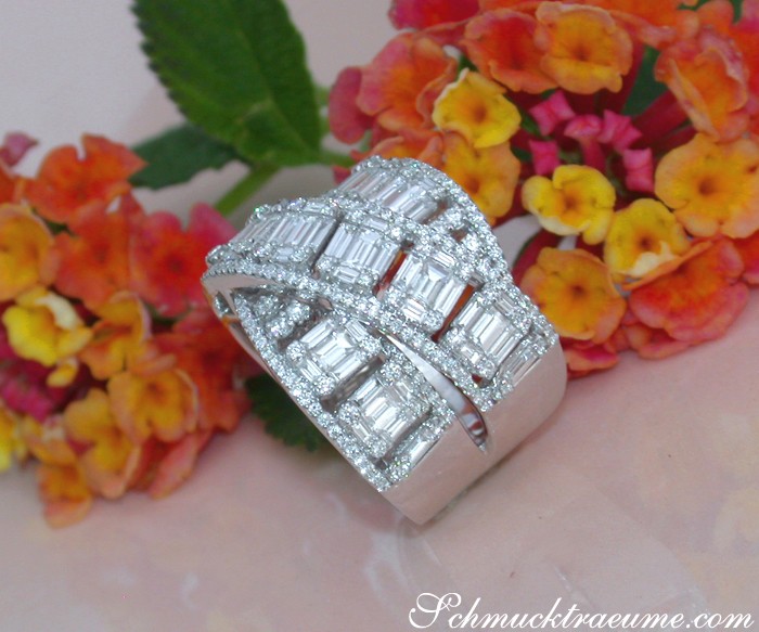 Raffiniertes Brillantenring-Design mit Baguette-Diamanten, Detailaufnahme auf weißem Hintergrund.