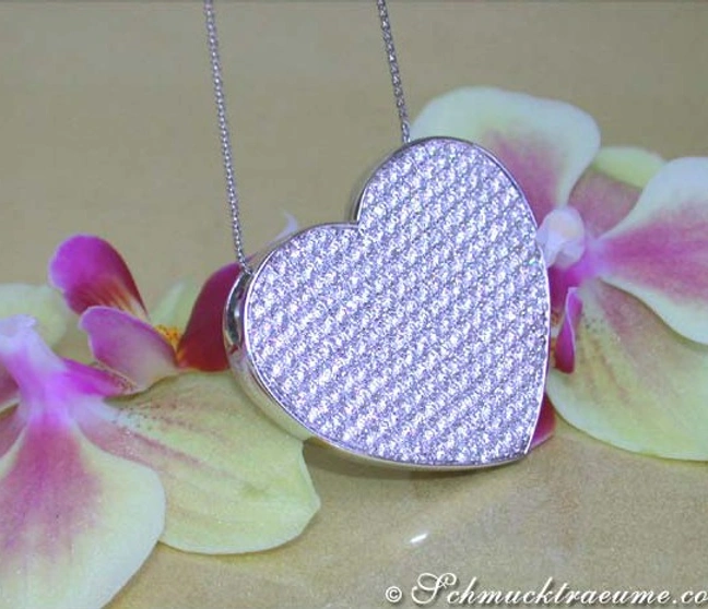 Herz-Form-Collier mit Diamanten auf Weißgoldkette, umgeben von Orchideenblüten. Herz-Form-Collier mit Diamanten auf Weißgoldkette, umgeben von Orchideenblüten.