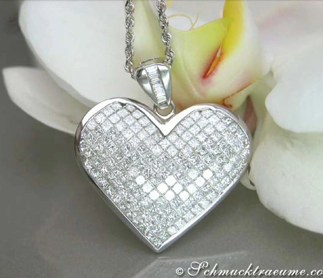 Weißgold Herz-Anhänger mit Diamanten, detailreich, auf Blütenblättern. Weißgold Herz-Anhänger mit Diamanten, detailreich, auf Blütenblättern.