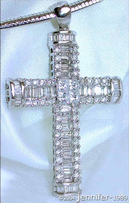 Weißgold Kreuzanhänger mit Diamanten, Detailaufnahme, handgefertigt, auf weißem Hintergrund.