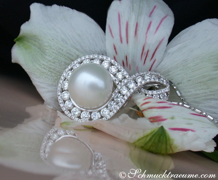 Weißgold-Anhänger mit Südseeperle und Brillanten, detailreich, auf Blüte präsentiert