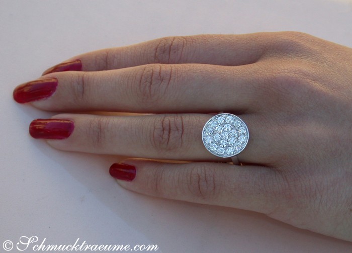 Weißgold-Ring mit Brillanten auf der Hand getragen