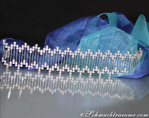 Prachtvolles Brillantenarmband in Weißgold 750: Detailaufnahme mit funkelnden Steinen und blauer Schleife