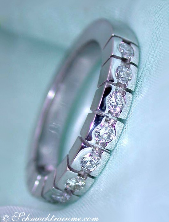 Diamantenhalb-Memory-Ring aus Weißgold 750, detailreich mit 0.70 Karat Diamanten, elegant auf weißem Stoff.