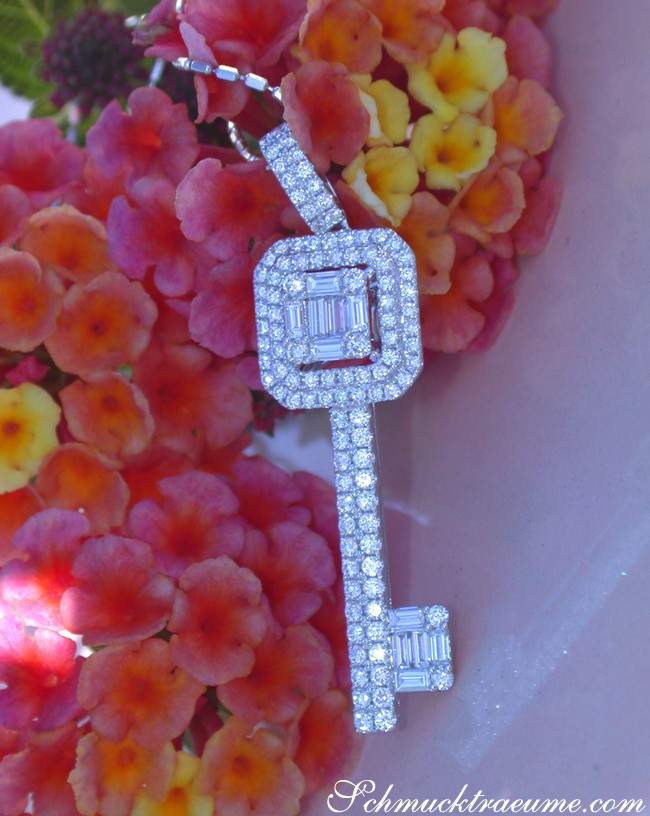 Brillanten Schlüssel Anhänger mit Baguette Diamanten in Weißgold 750