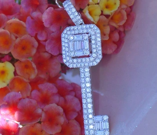 Brillanten Schlüssel Anhänger mit Baguette Diamanten in Weißgold 750