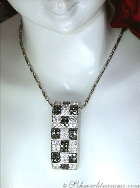 Schwarz-Weiß-Diamant-Anhänger im Schachbrett-Design, getragen auf Puppenhals