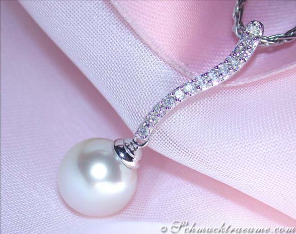 Perlenanhänger mit Brillanten auf Seidenuntergrund