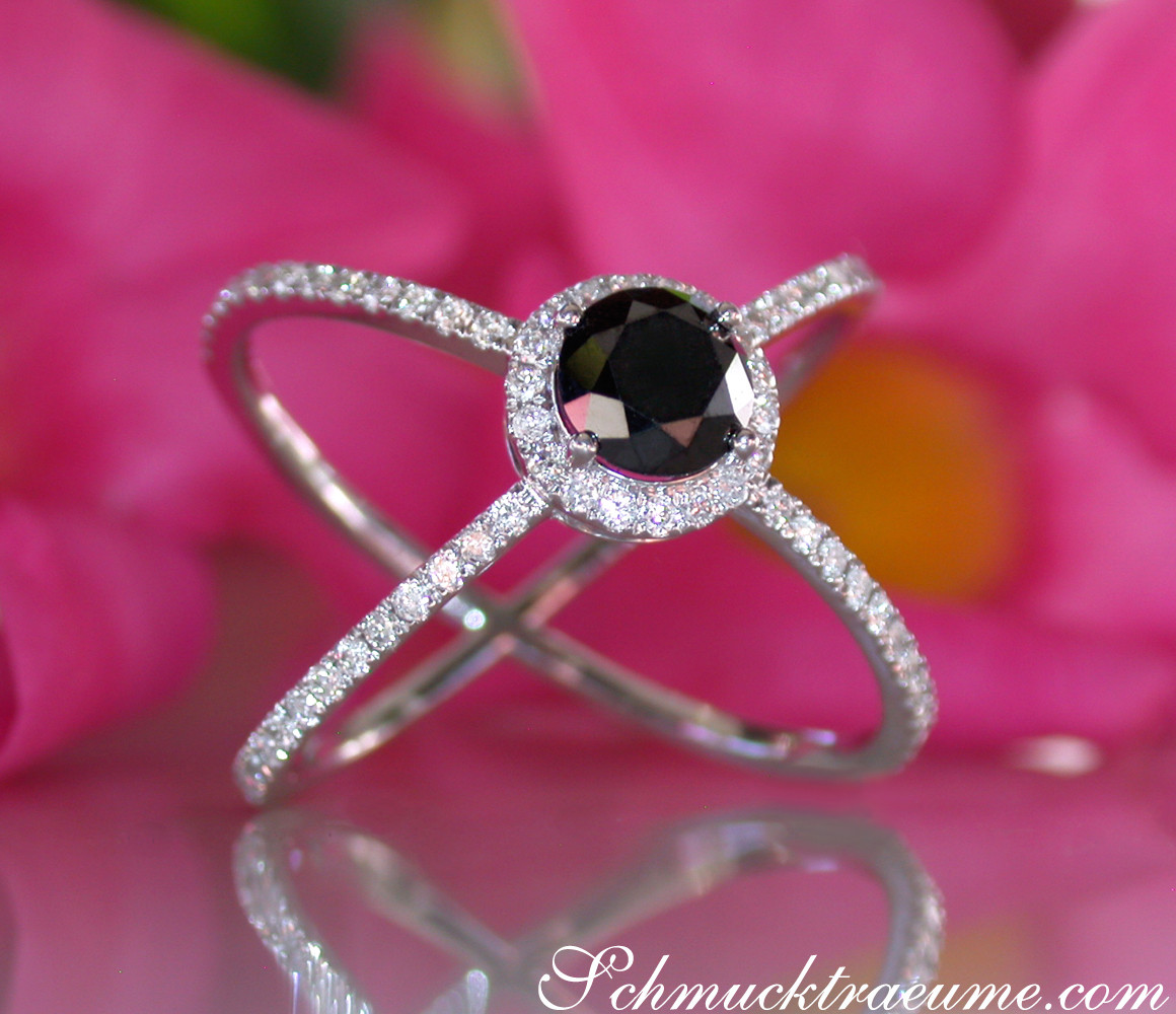 Schwarzer Diamant Solitär-Ring mit Strassbesatz, Detailaufnahme, moderner Chic.