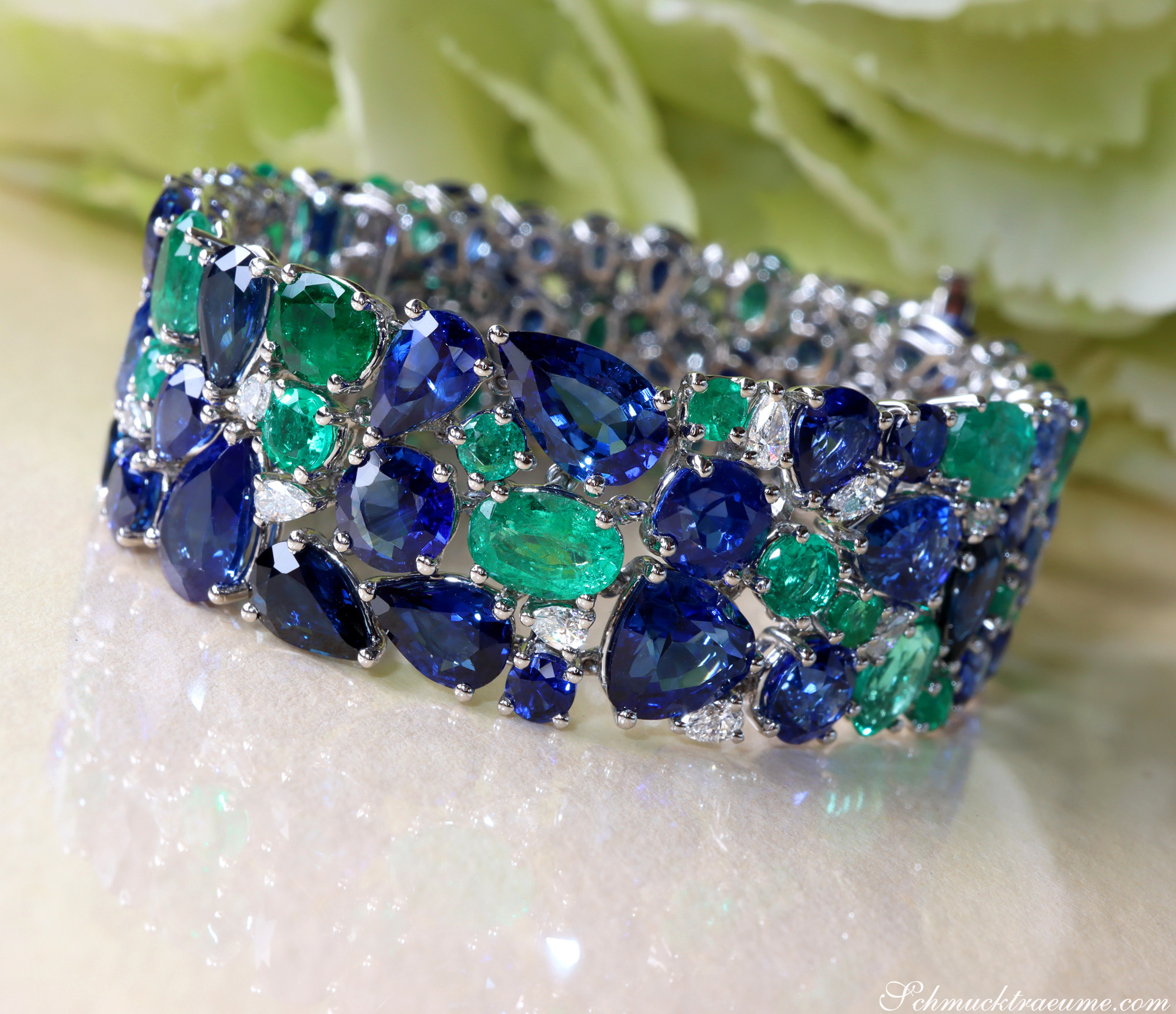 Luxus-Saphir-Armband mit Smaragden und Diamanten, Detailaufnahme, elegant und prächtig.
