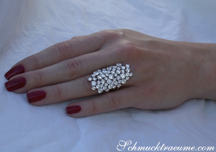 Detailansicht von funkelndem Brillantenring 'Waterfall' auf weißem Hintergrund