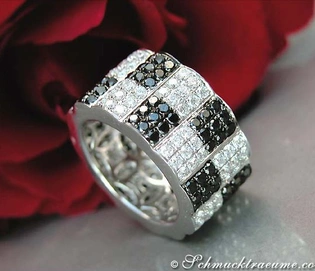 Puristischer Diamantring, Weißgold 750, schwarze & weiße Brillanten, Detailaufnahme, elegant.