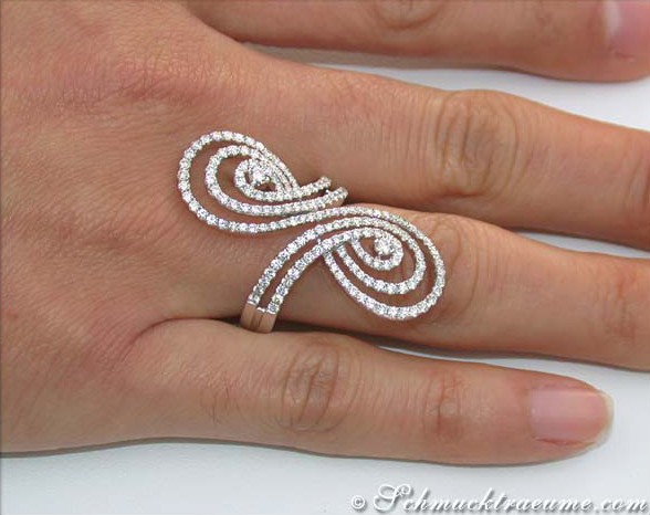 Detailansicht: Weißgold-Ring mit spiralförmigen Brillantenbesatz