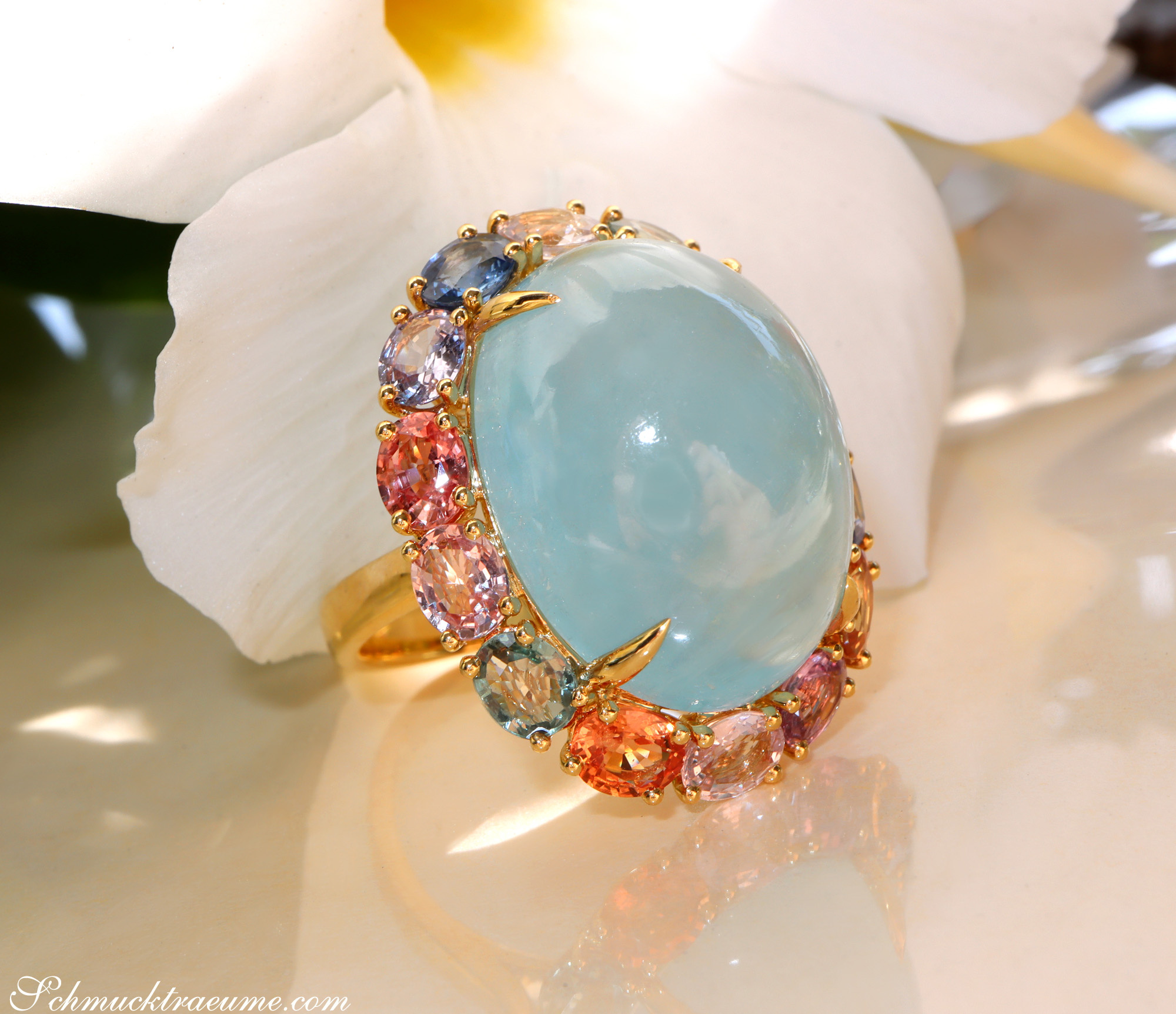 Goldener Ring mit Milky Aquamarin und pastellfarbigen Saphiren, detailreich, elegant.