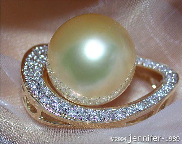 Goldener Südseeperlenanhänger mit Diamanten im Mikimoto-Design, Detailaufnahme.