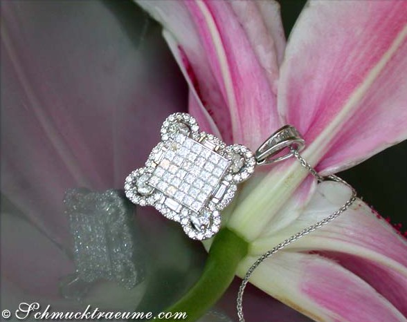 Diamantanhänger mit fünf Schliffarten, Detailaufnahme, schlicht elegant, auf Blume präsentiert.