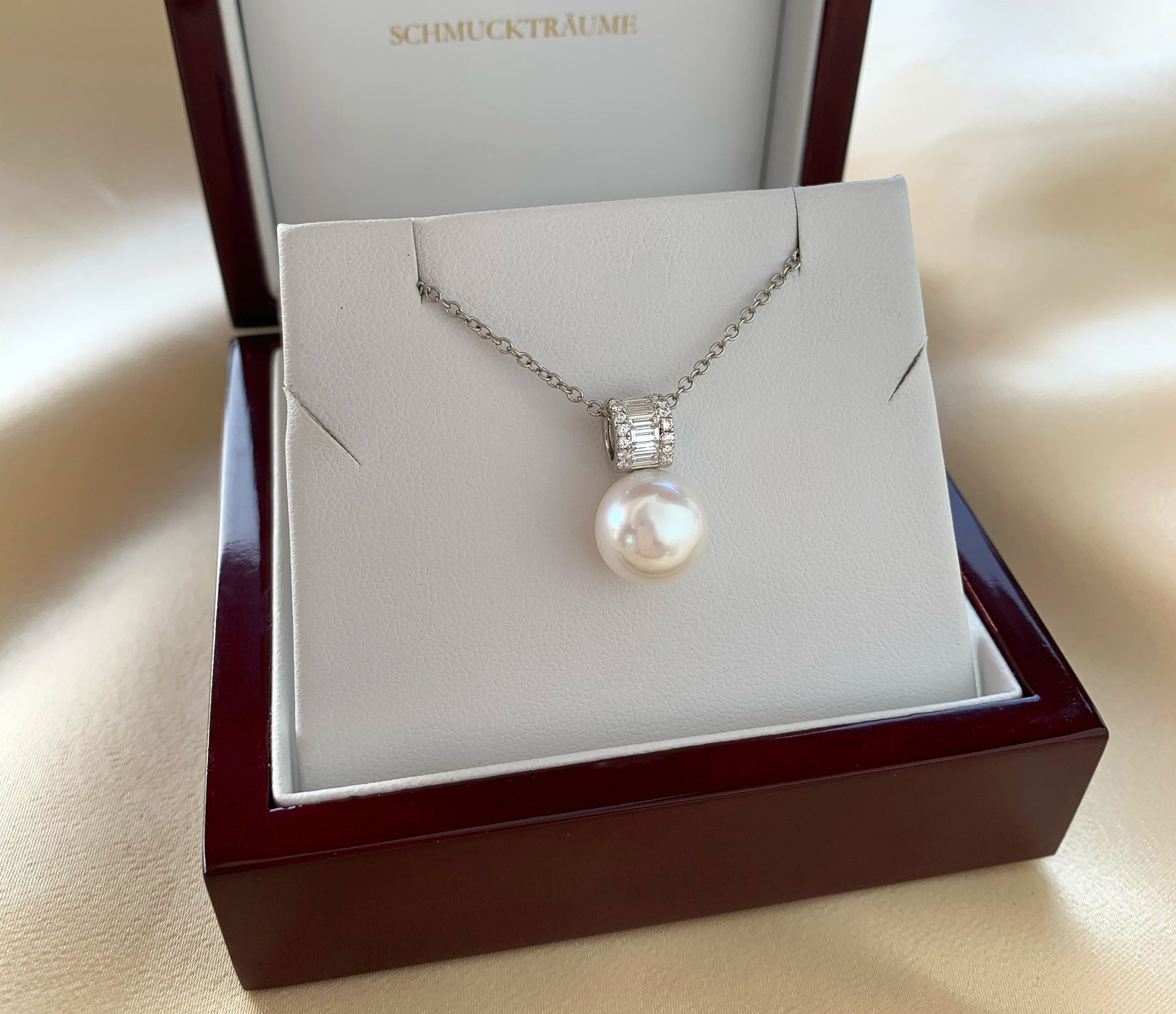 Weißgold-Anhänger mit Süßwasserperle und Baguette-Diamanten in Box