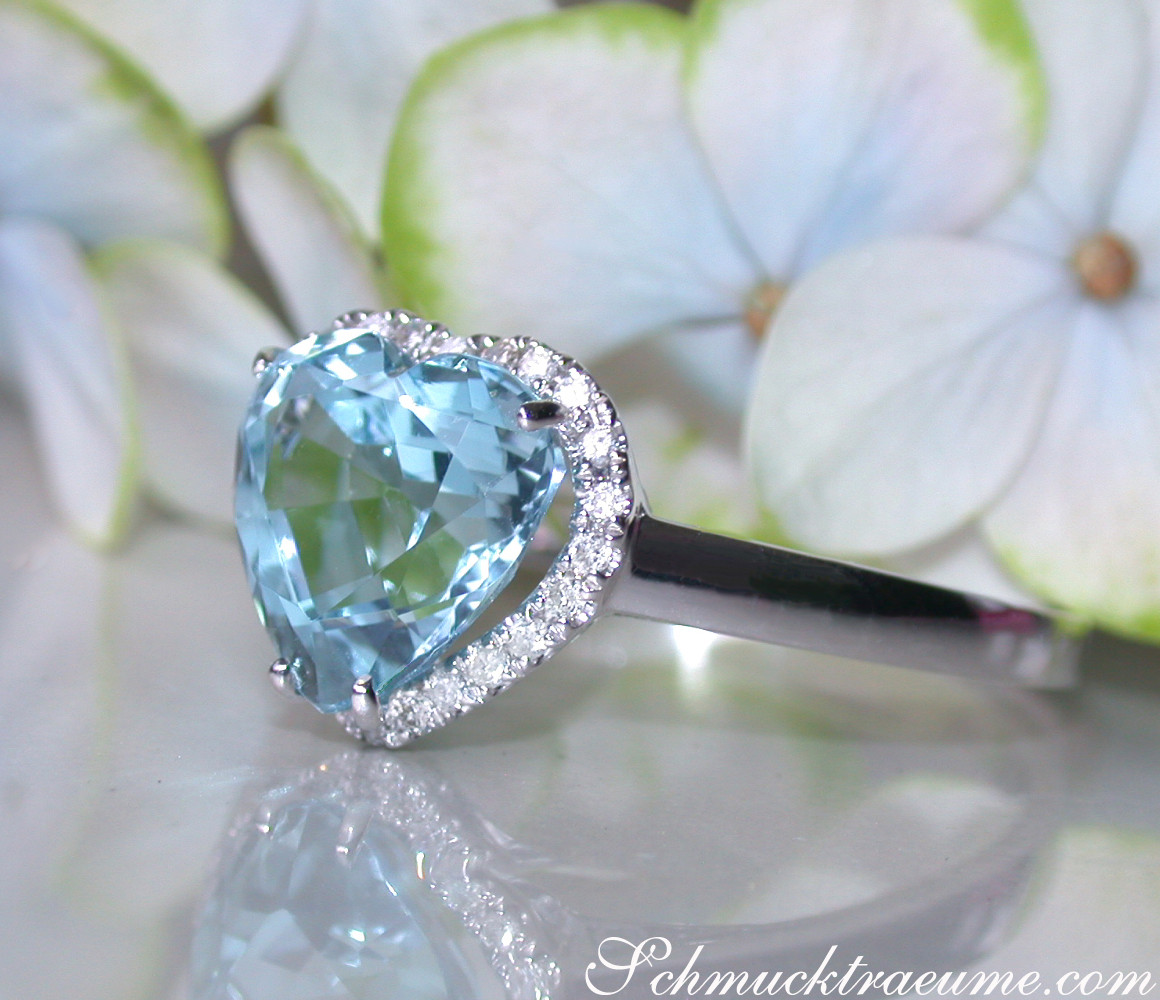 Herzform Aquamarin-Ring mit Diamanten auf Blüte, Detailaufnahme