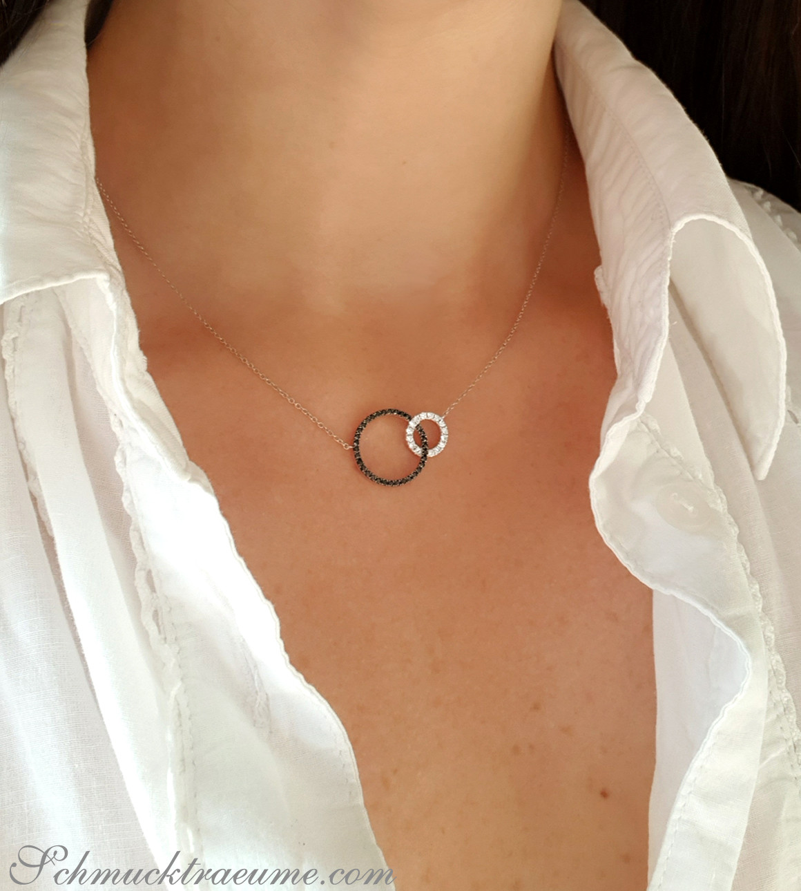 Weißgold-Halskette mit schwarzen & weißen Diamantenkreisen, getragen unter weißem Hemd