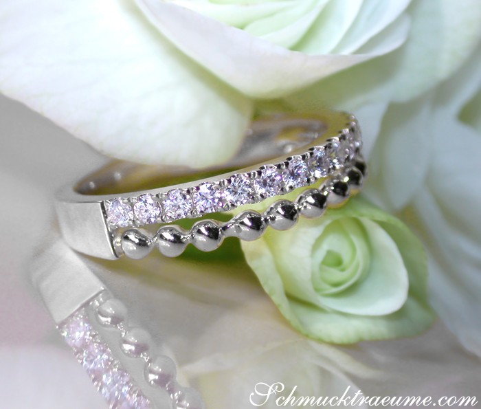 Weißgold Diamanten Bandring mit Kugeln auf Rosenblüte