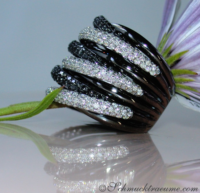 Mehrzeiliger Ring mit schwarzem Diamant und weißen Brillanten, Detailansicht, elegant, schwarz-weiß, reflektierend.