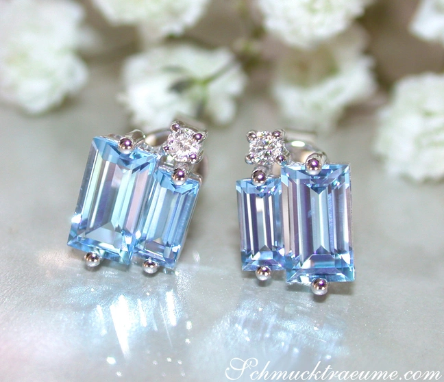 Blautopas-Baguette-Ohrstecker mit Diamanten auf weißem Hintergrund Blautopas-Baguette-Ohrstecker mit Diamanten auf weißem Hintergrund