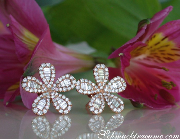 Blütenformige Diamant-Ohrstecker im Roségold 585