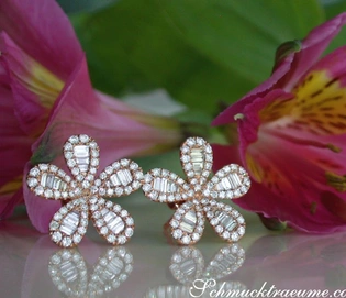 Blütenformige Diamant-Ohrstecker im Roségold 585