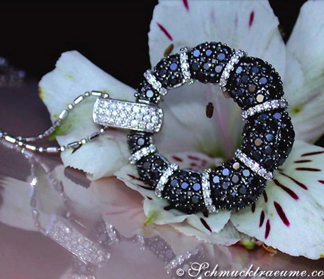 Opulenter Anhänger mit schwarzen Diamanten & Brillanten - Image 1 Opulenter Anhänger mit schwarzen Diamanten & Brillanten - Image 1