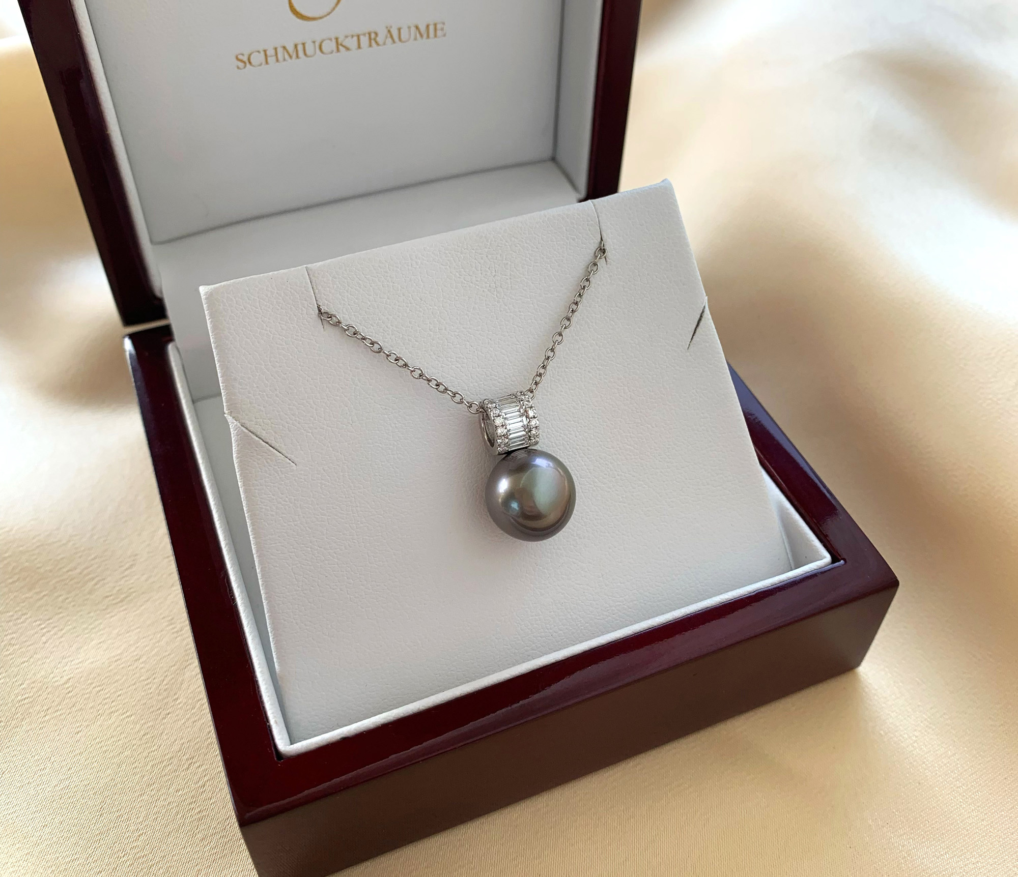 Öffnungsbox mit elegantem Tahitiperlen-Anhänger, Baguette-Diamanten, 11,8 mm, Weißgold 750