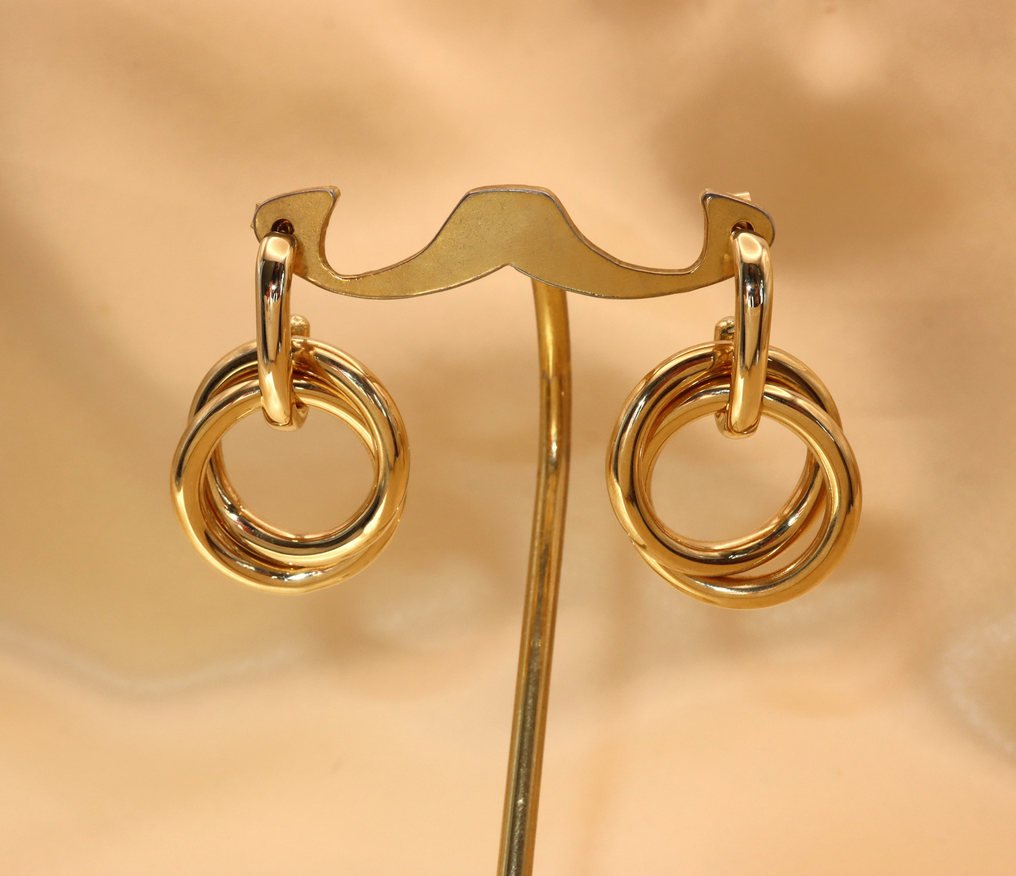 Gold Pur: Verschlungene Ohrringe in Gelbgold 585, Detailaufnahme, hochglänzend, elegant, minimalistisch