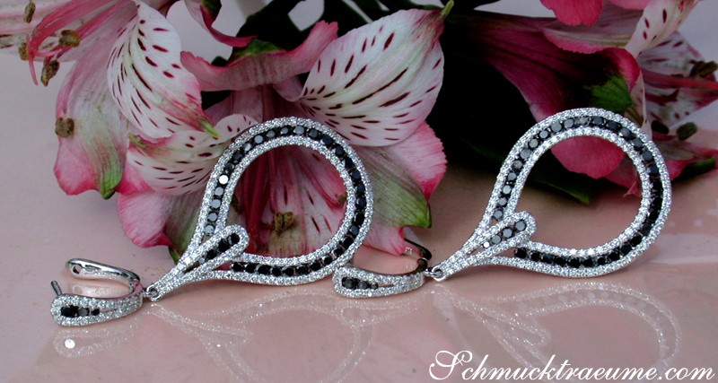 Stattliche Brillanten-Ohrgehänge mit schwarzen Diamanten, 4,50 cm lang