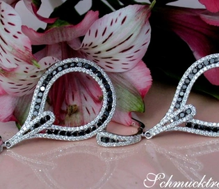 Stattliche Brillanten-Ohrgehänge mit schwarzen Diamanten, 4,50 cm lang