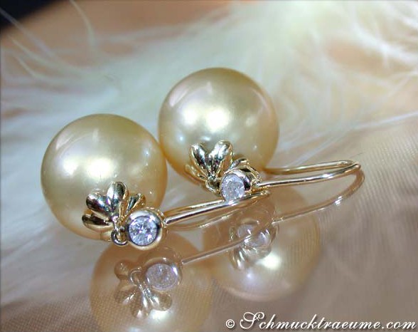 Gelbgold 585 Ohrhänger mit 12-13 mm Südseeperlen und Diamanten, detailreich, elegant, auf Feder liegend.