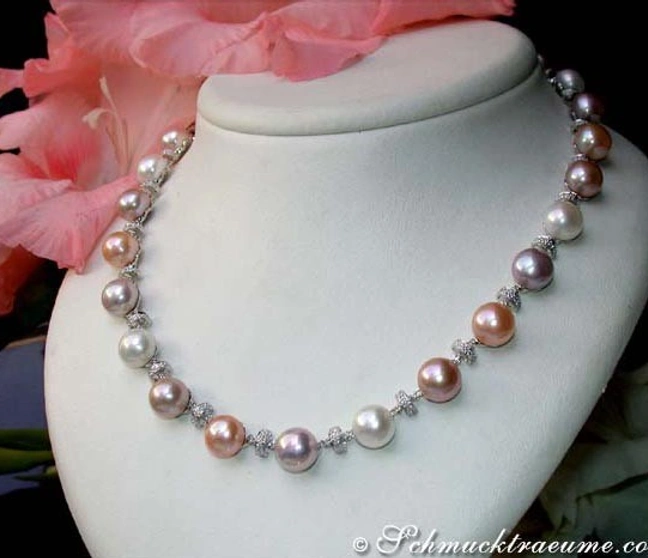 Süßwasserperlen-Collier mit 9-10 mm Perlen, 45 cm lang, auf weißem Halsform-Display. Süßwasserperlen-Collier mit 9-10 mm Perlen, 45 cm lang, auf weißem Halsform-Display.