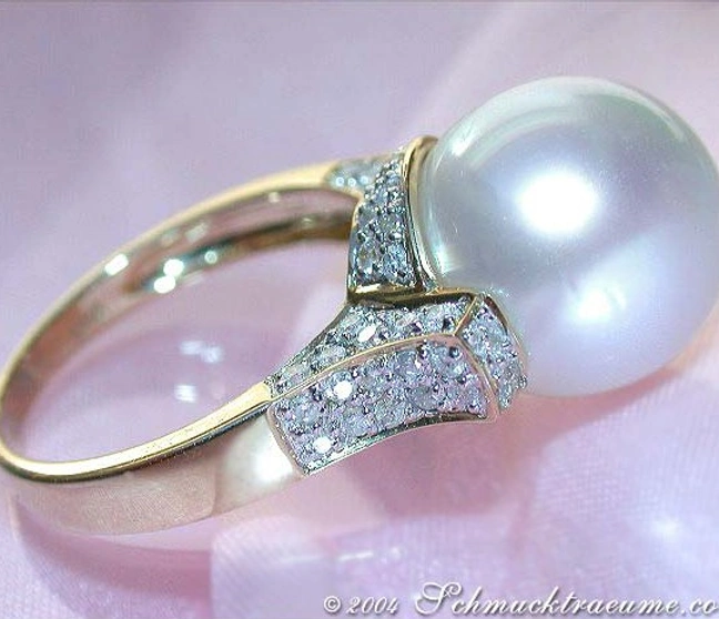 Goldener Perlenring mit Diamanten, Detailaufnahme, elegantes Design Goldener Perlenring mit Diamanten, Detailaufnahme, elegantes Design