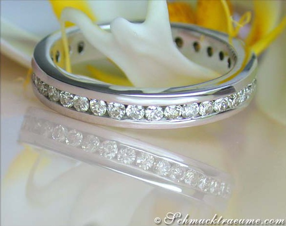 Weiße Diamantring mit Eternity-Besatz, Detailaufnahme, Schmuckkunst