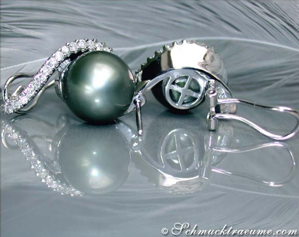 Tahitiperlen-Ohrstecker mit Brillanten in Weißgold 585, detailreich, klassisch elegante Trageperspektive